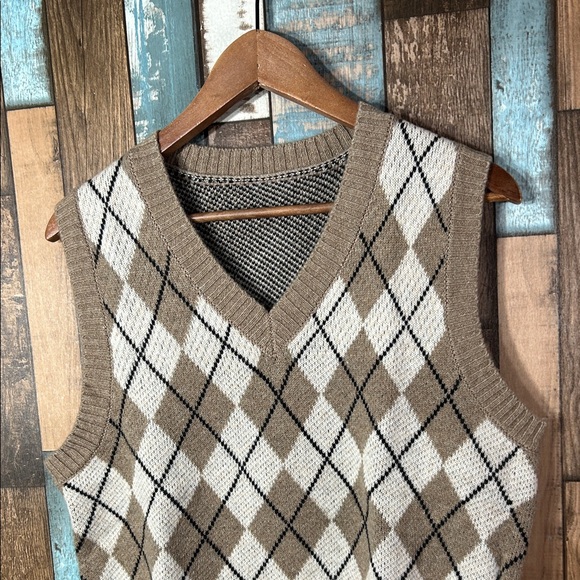 Classic Merino wool Sweater Vest in Brown and White - Picture 4 of 13